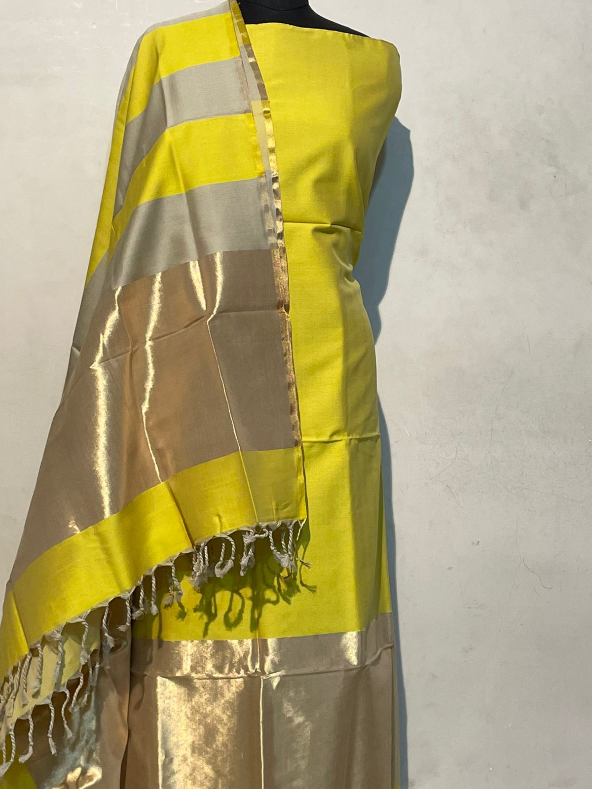 Pure Maheswari Silk Cotton Handwoven Unstitch Suit.