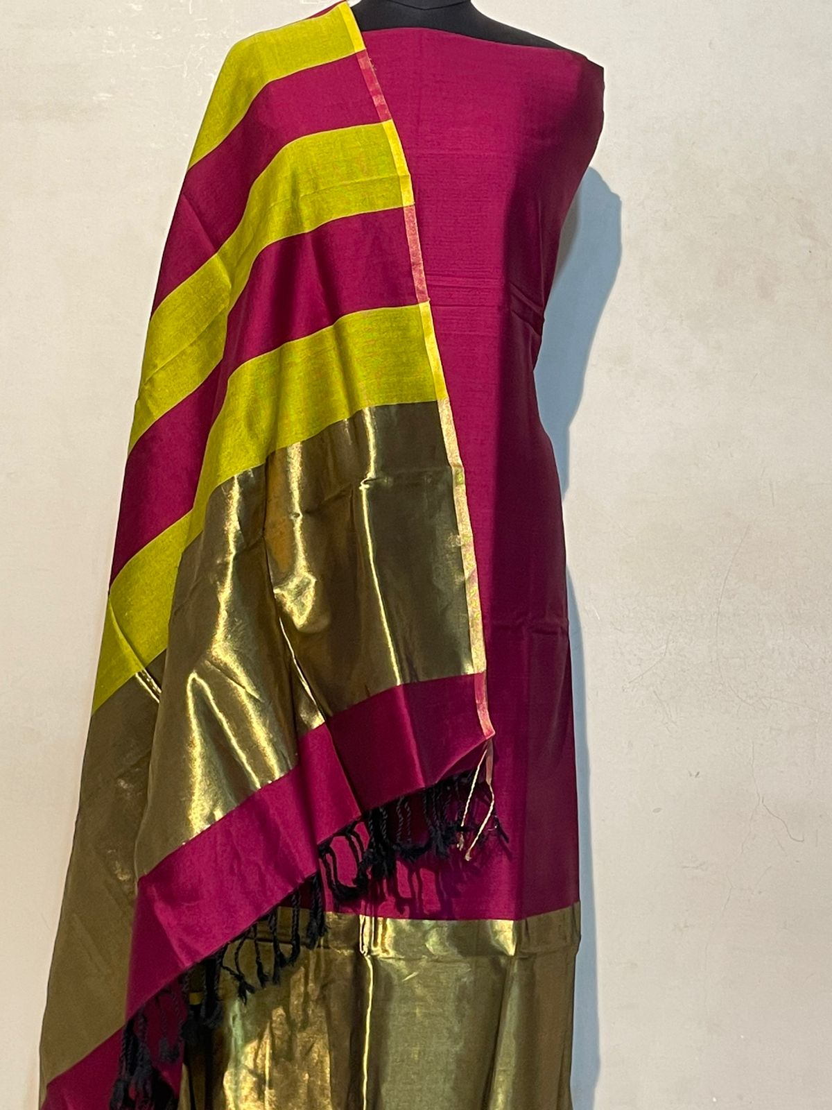 Pure Maheswari Silk Cotton Handwoven Unstitch Suit.