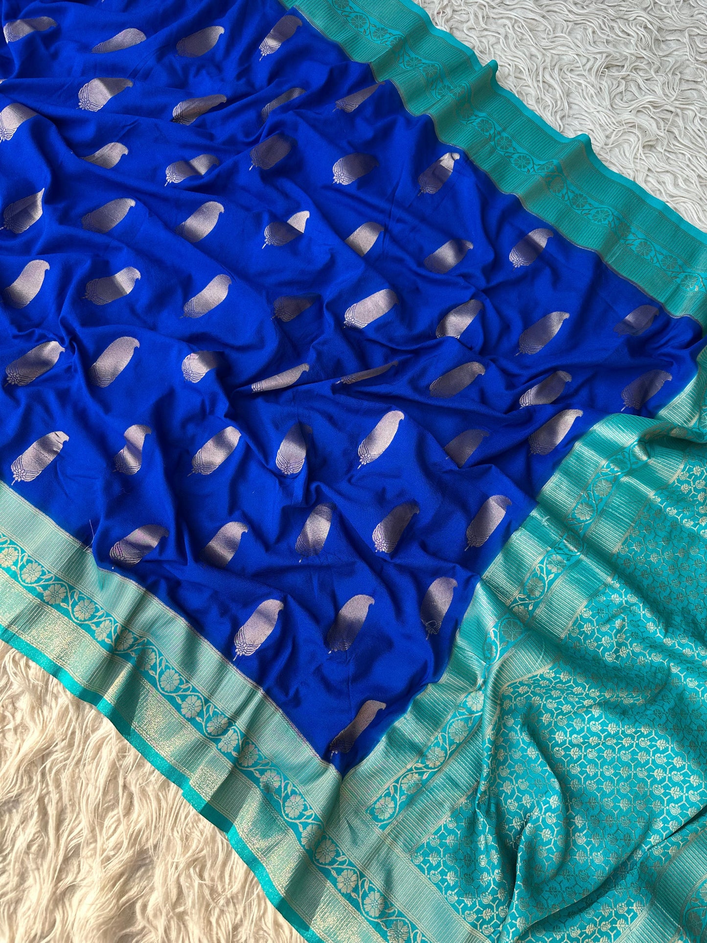 Banarasi Crep Georgette Beautiful Zari Weaving Saree.